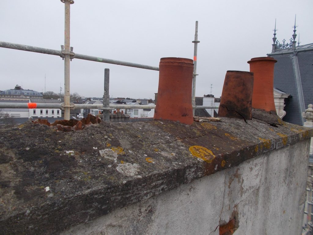 Réfection d'une souche de cheminée avant travaux